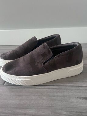 Women’s Arizona Symphony Slip on shoe in brown suede camo size 7